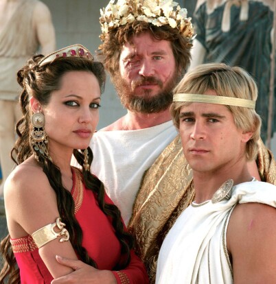 FILMFAMILIE: Til tross for at Angelina Jolie bare er ett år eldre enn Colin Farrell, spilte hun moren hans i filmen Alexander fra 2004. Val Kilmer spilte mannen hennes. Foto: NTB Scanpix FILMFAMILIE: Til tross for at Angelina Jolie bare er ett år eldre enn Colin Farrell, spilte hun moren hans i filmen Alexander fra 2004. Val Kilmer spilte mannen hennes. Foto: NTB Scanpix